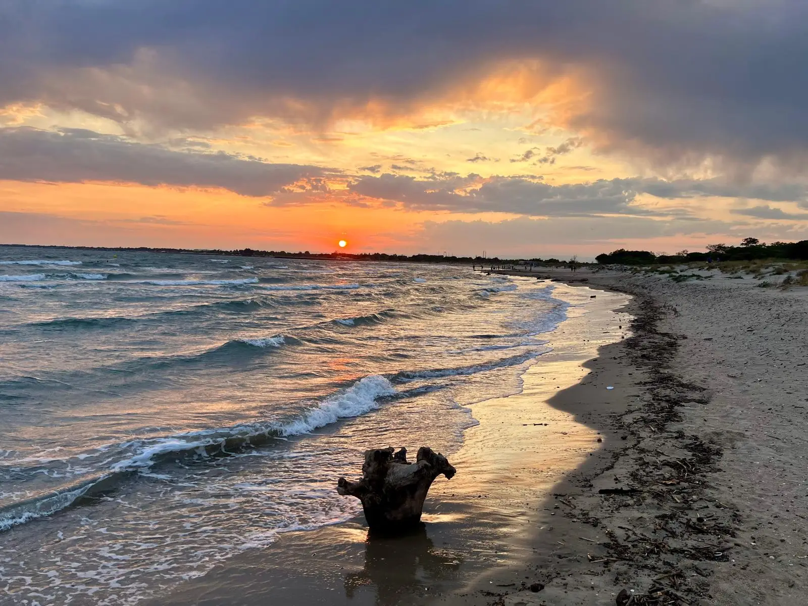 Abendstimmung am Meer, ruhige Wellen im letzten Sonnenlicht