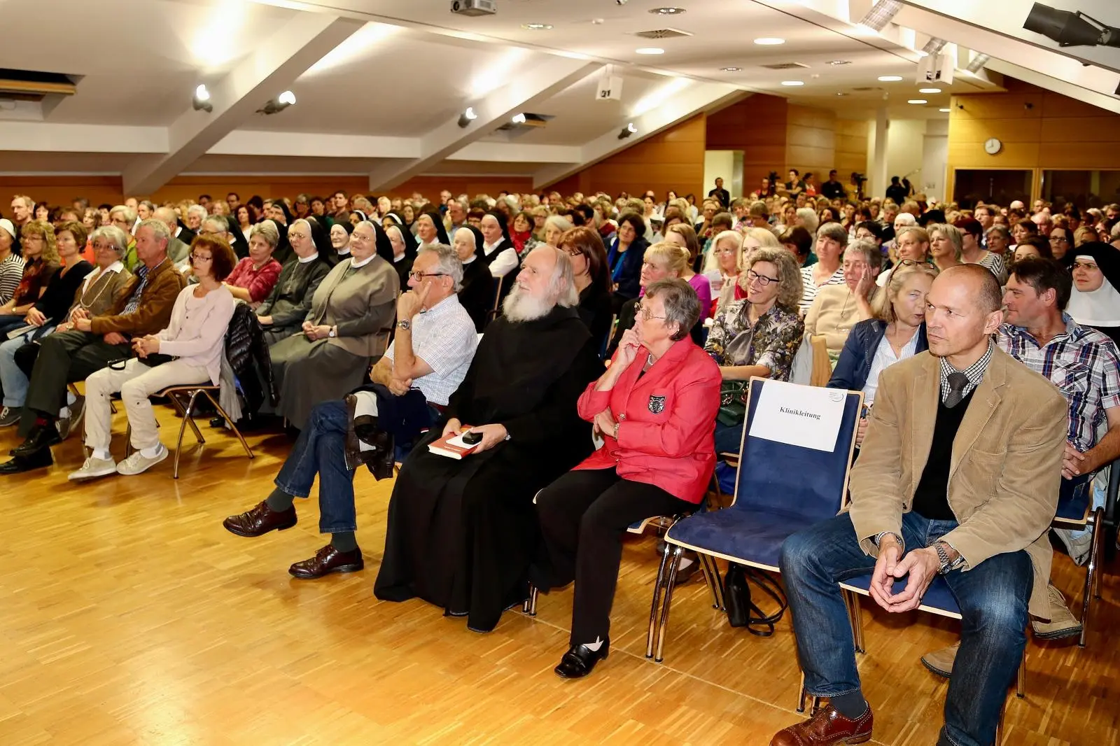 Voll besetzter Saal bei einer Achtsamkeitsveranstaltung im Ortenau Klinikum